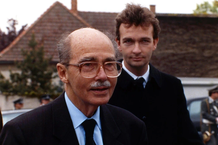 Karl mit seinem Vater Otto Habsburg, dem letzten Kronprinzen der Donaumonarchie. Seit dem Tod seines Vaters ist er das Oberhaupt der Großfamilie.