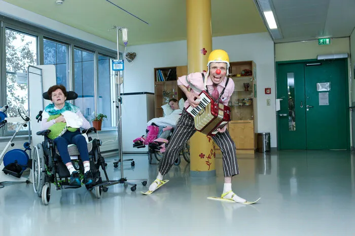 Jeden Montag besucht der Clown-Doktor der Roten Nasen die Wachkoma-Station der Alber-Schweitzer-Klinik.