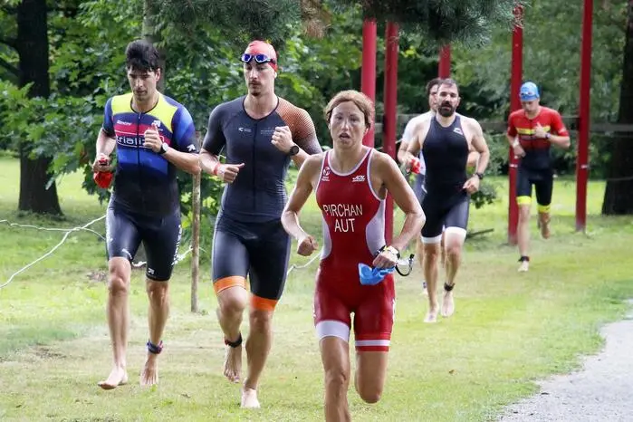 Mehr als 40 Kinder nahmen am Aquathlon mit Schwimm- und Laufbewerb teil. Die olympische Distanz bei den Damen gewann Bali Barbara Bernadett aus Ungarn in 2 Stunden, 16 Minuten und 31 Sekunden. 