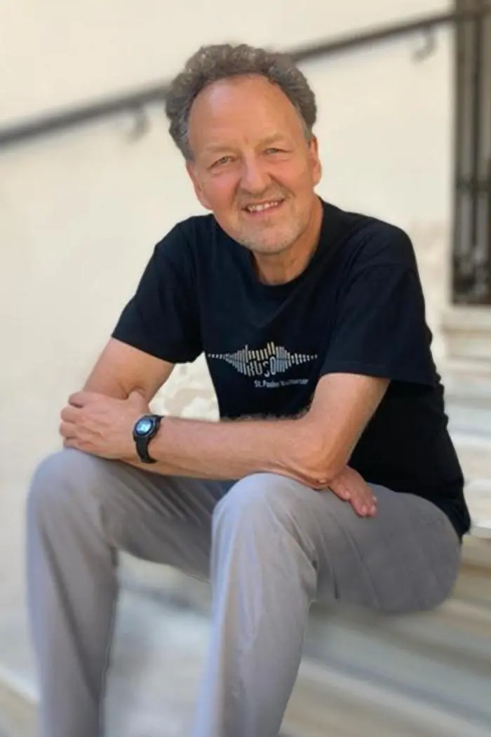 Siegi Hoffmann (66) aus Neuhaus lädt als künstlerischer Leiter des St. Pauler Kultursommers zum Auftakt 2022