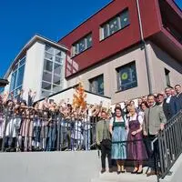 Kinder und Ehrengäste vor dem neuen Gebäude