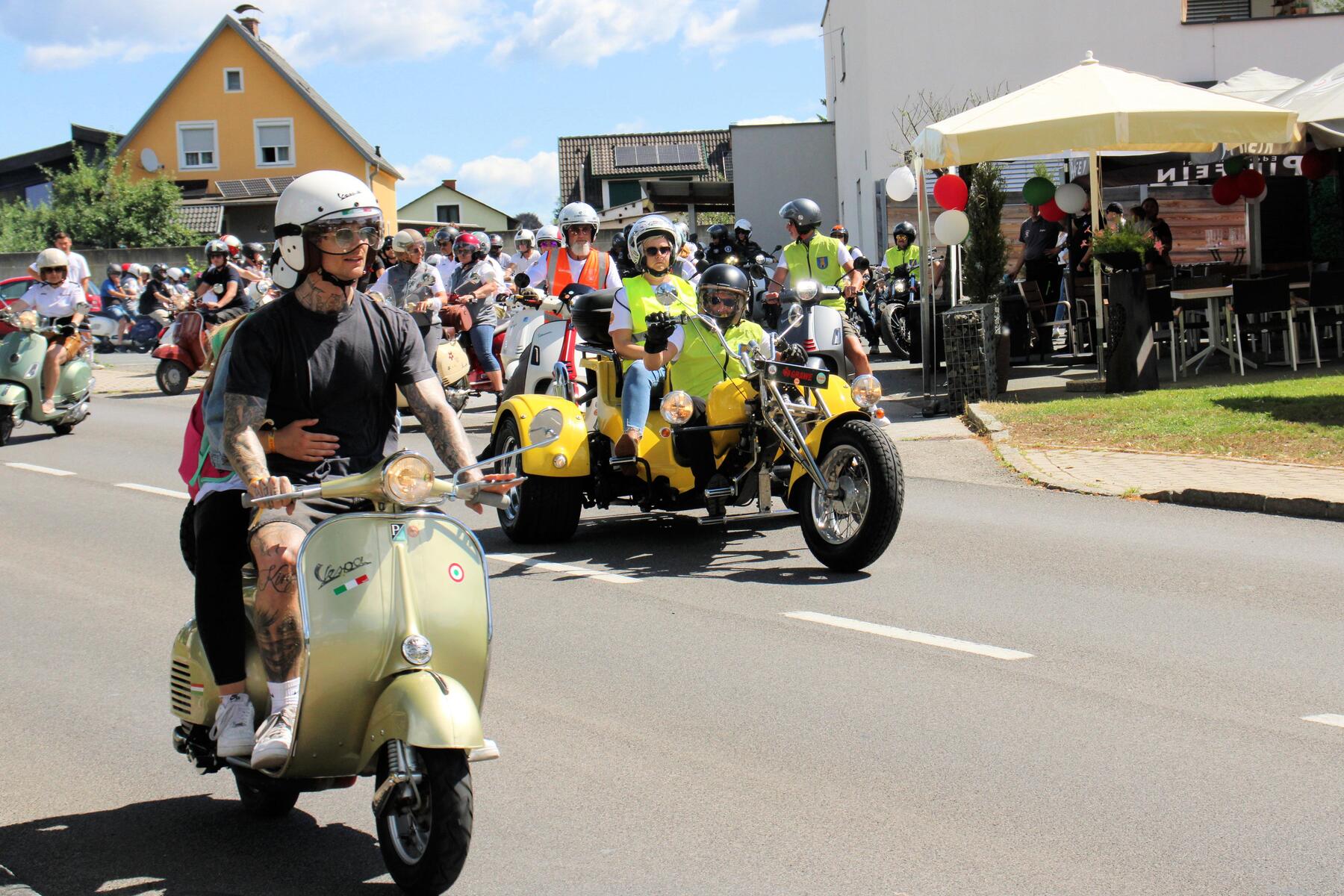 Kultroller auf Tour: Rund 200 Vespas touren durch die Lipizzanerheimat
