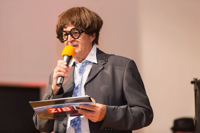 Moderator Walter Oberhauser führt durch das vierstündige Programm mit 20 Nummern.