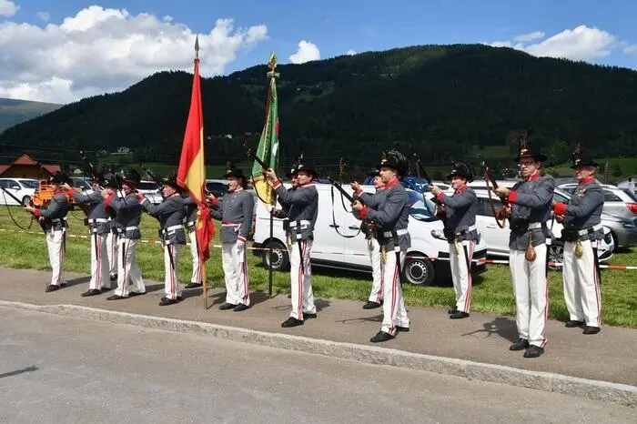 Den Auftakt bildeten ein Festgottesdienst in der Stadtpfarrkirche, Gedenken beim Kriegerdenkmal, ein Festzug, Bieranstich und Blasmusikkonzert.