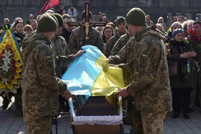 Oleh Yaschyshyn, Sergiy Melnyk und Rostyslav Romanchuk werden auf dem Friedhof von Lemberg beerdigt. Die ukrainischen Soldaten wurden während des russischen Angriffs auf die Ukraine getötet. 