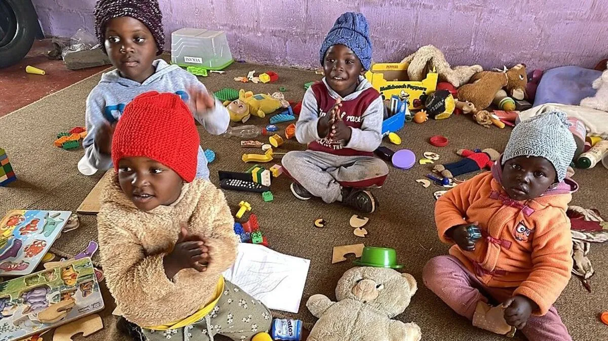 Südafrikanische Waisenkinder freuen sich über Strickwaren aus Oberkärnten