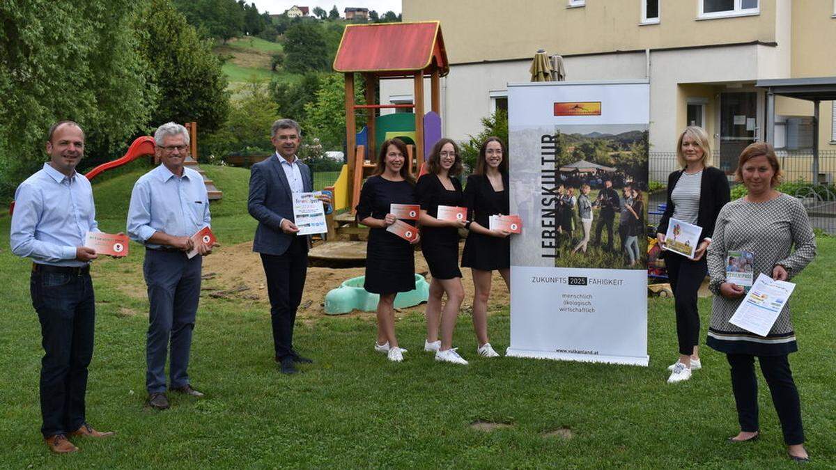 Vertreter von Vulkanland und Gemeinde bei der heurigen Präsentation in Edelsbach 