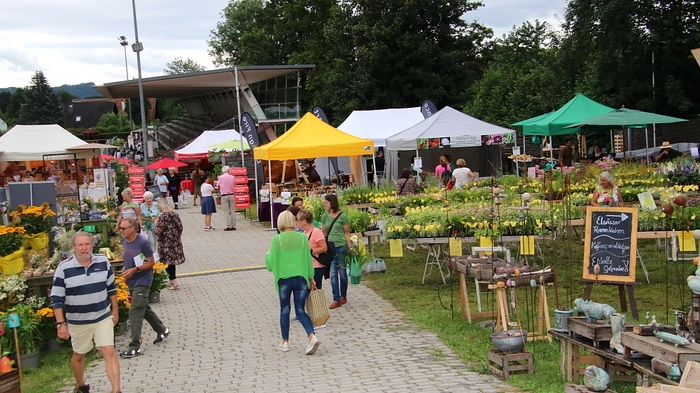 Rund 100 Aussteller, von der großen Gärtnerei bis zu kleineren Spezialisten zeigen ihre Produkte, ihre Pflanzenzüchtungen