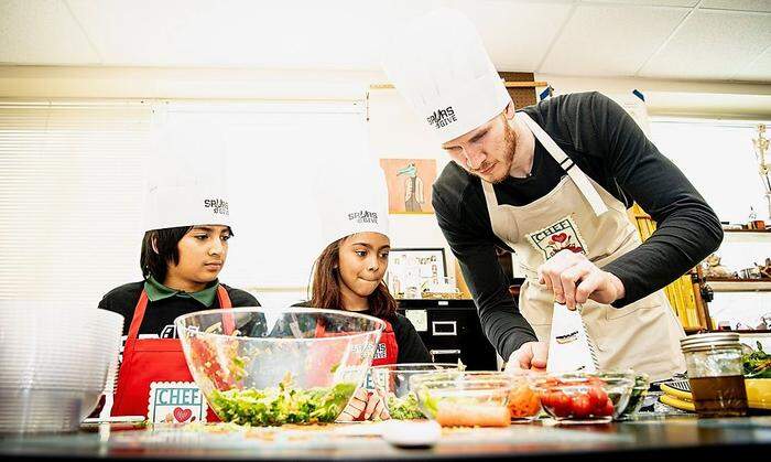 Jakob Pöltl zeigte schon bei einem Koch-Workshop mit Kindern im Februar seine Künste hinter dem Herd