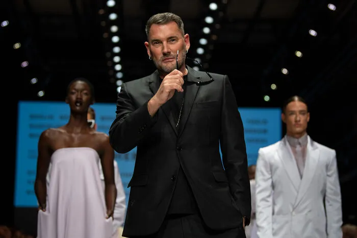 Gemeinsam mit dem deutschen Designer Michael Michalsky hat er nun Tipps gegeben, wie man sich bei besonders heißen Temperaturen stilvoll kleidet.