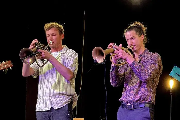 Zum Auftakt des diesjährigen Festivals stand das Moritz Weiß Klezmer Trio, das eine faszinierende Tonsprache jüdischer Hochzeitsmusikanten spielte, im Grabher-Haus Fürstenfeld auf der Bühne.