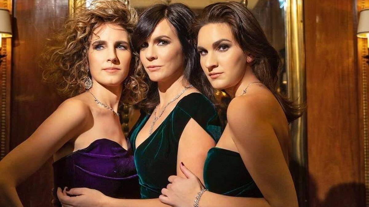 Aus den Dornrosen Christine, Katharina und Veronika Schicho werden The Schick Sisters. Für den Opernball sind sie schon perfekt gekleidet – in Lena Hoschek Couture