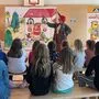 Sicherheitsclownin Popolina übt den sicheren Schulweg