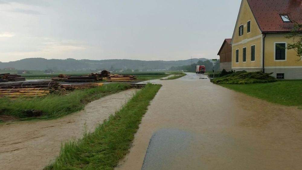 Starkregen sorgte in Kroisbach (Weiz) für Überschwemmungen
