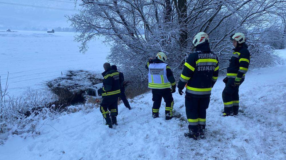 Drei Feuerwehren rückten zum Unfallort im Ortsteil Aiglern aus