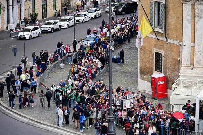 Besucher stehen in Rom Schlange, um die Basilika Santa Maria Maggiore zu betreten, in der der Papst nach seiner Beerdigung im Vatikan beigesetzt werden wird.