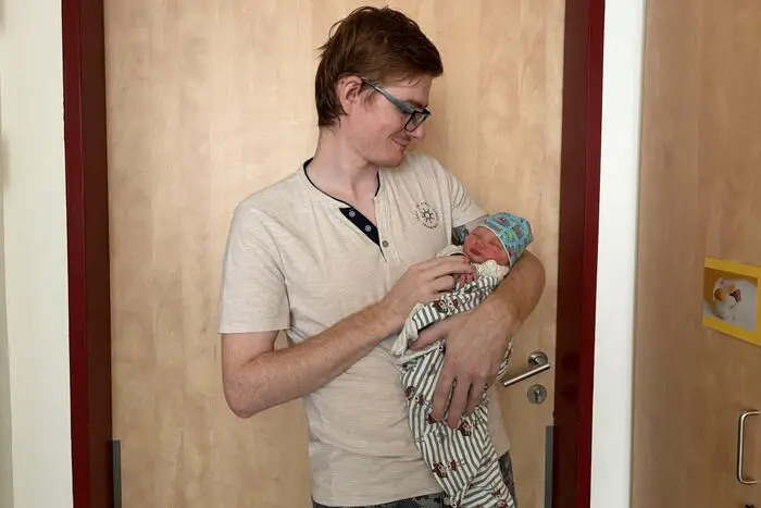 Mit Tim ist das Trio nun komplett | Mavie (5) und Lea (2) haben Verstärkung bekommen: Am 28. September gesellte sich Tim (3180/50) zu ihnen dazu. Stolz auf ihre Rasselbande sind Magdalena und Patrick Mali aus Kapfenberg.