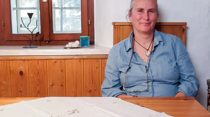Seit fünf Jahren ist Corinna Single. Nun will die vierfache Mutter, Alleinerzieherin und Teilzeitangestellte aus Oberösterreich aber wieder einen Partner für ein gemeinsames Leben in ihrem alten Bauernhaus finden. Sie ist eine hoffnungslose Romantikerin und es wäre einfach schön, Dinge zu zweit machen zu können.