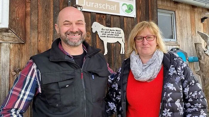 Doris und Franz Pratter züchten seit vielen Jahren erfolgreich Juraschafe, Strauße und legen auch beim geplanten Hühneraststall großen Wert auf "Tierwohl"