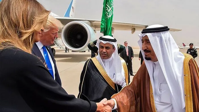 Trump konnte die autoritären Herrscher in Saudi-Arabien gar nicht genug loben. Sie rollten ihm den roten Teppich aus. Ein starkes Signal: Saudi Arabiens König Salman ibn Abd al-Aziz gab Melanie Trump (ohne Kopftuch) die Hand.