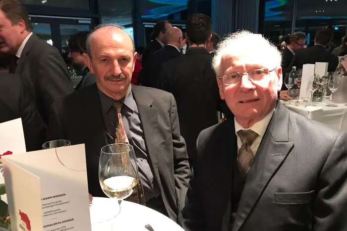Josef Fink (nominiert als "Soziales Gewissen", rechts) vom "Verein für Quellen und Hilfsprojekte", der in Brasilien Brunnen baut.