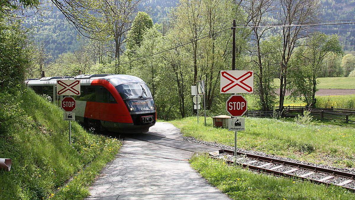 Die gefährliche Bahnkreuzung beim Gut Bodenhof wird derzeit zum Fußgängerübergang umgebaut