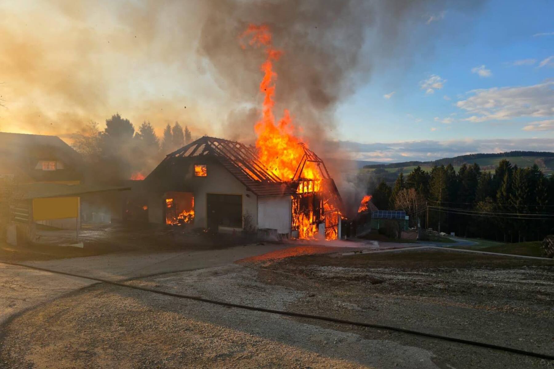 13 Feuerwehren kämpfen gegen Großbrand in Gschaid bei Birkfeld