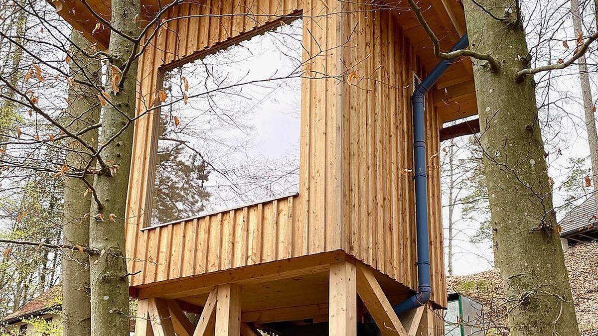 Die Bio-Toilette ist in den Hang hineingebaut 