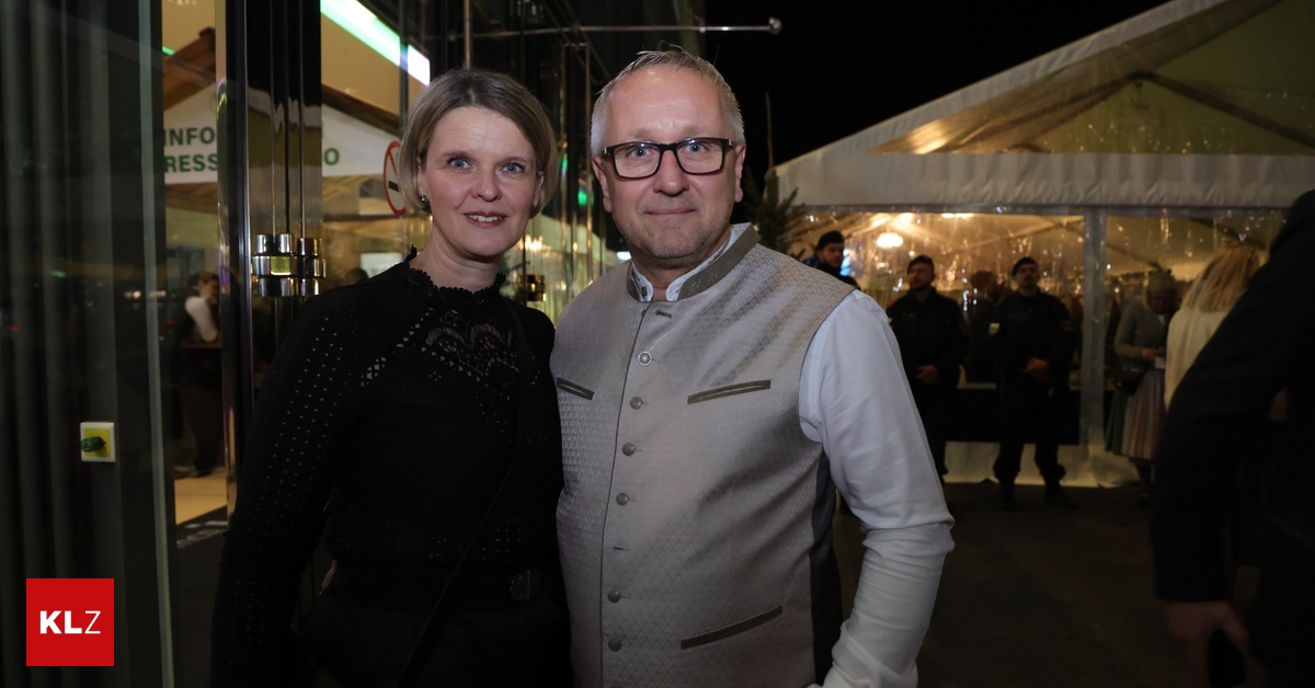 Bauernbundball-Erste-G-ste-lange-vor-Einlass-vor-Ort-Der-fr-he-Vogel-f-ngt-den-Wurm-