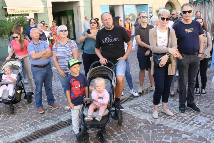Auch am Samstagvormittag waren zahlreiche Einkaufslustige vor das Rathaus der Herzogstadt gekommen, um sich dieses alte Schauspiel nicht entgehen zu lassen.