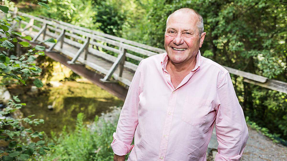 Peter Winkler, bekannt als Porzn-Peter, bei einer Brücke über den Weissenbach, die die Hieglas- mit den Eachlasbåchan verbindet