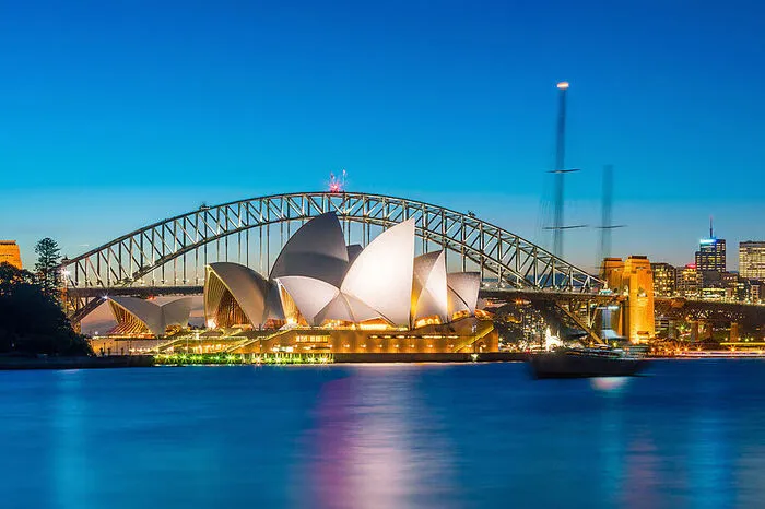 Sydney. Die größte Stadt in Australiens kommt auf Rang 8 der nachhaltigsten Destinationen. Als Wahrzeichen Sydneys gelten das von Jørn Utzon erbaute muschel- oder segelförmige Opera House neben den Royal Botanic Gardens sowie die Harbour Bridge. 