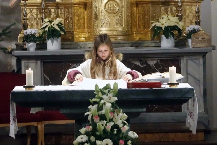 Junge Ministranten erfüllen einen wichtigen wie wertvollen Dienst und gestalteten eifrig den Gottesdienst mit.