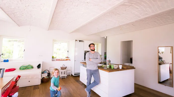 Patrick Paler und Klein-Fridolin im Wohnraum, in dem das alte Ziegelgewölbe des Stalls erhalten blieb