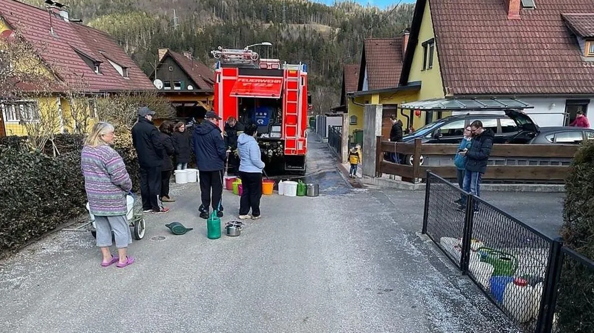 Die Feuerwehr versorgte die Anrainer mit Wasser 