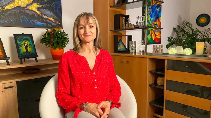 Roswitha, 54-jährige Büroangestellte aus der Steiermark, wohnt seit zwei Jahren in ihrer Wohnung und hat sie gemütlich eingerichtet. Aber ganz wesentliche Details hat sie ausgelassen! „Es fehlen die Lampenschirme!“ Warum begnügt sich Roswitha mit nackten Glühbirnen? „Das ist symbolisch zu sehen! Das Gefühl sagt mir, wenn ich die Wohnung komplett einrichte, dann bleibe ich ewig Single!“ Der Zukünftige sollte nicht unbedingt zur Kategorie „verwegen“ zählen. „Ich glaube, adrette Männer sind mir lieber.“ Roswitha fasst nicht schnell Vertrauen, aber „…wenn der Funke dann überspringt, kann das eine schöne Liebe werden!“, ist sie sich sicher. Blaue Augen haben es der Grazerin besonders angetan, aber gegen Braune hat sie auch keine großen Einwände. „Hauptsache, er hat Augen!“, lacht sie. „Sinnlichkeit entsteht durch Ausstrahlung!“ Die Mutter eines erwachsenen Sohnes war in ihrem Leben einmal verheiratet. Und hatte eine 15-jährige Beziehung, die leider auch auseinander ging. Jetzt ist sie wieder bereit für das Wunder Liebe! „Ich möchte einen Partner finden, bei dem ich fühlen kann, dass ich angekommen bin! Ich will mich unbedingt wieder so richtig verlieben!“