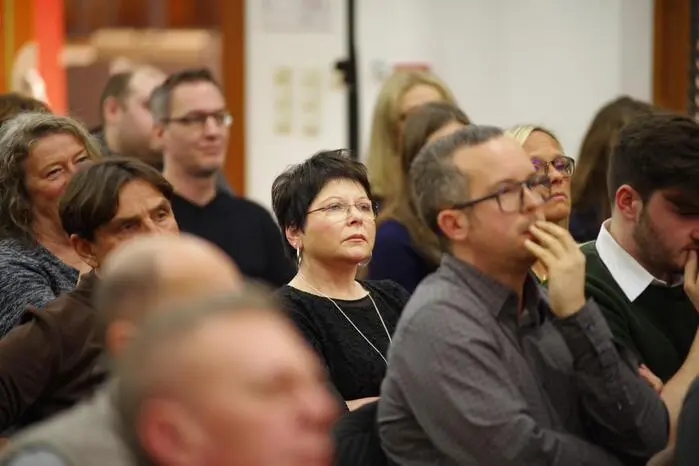 Der Saal war zu diesem Anlass komplett gefüllt, rund 150 Personen fanden sich im Saal der Wirtschaftskammer ein