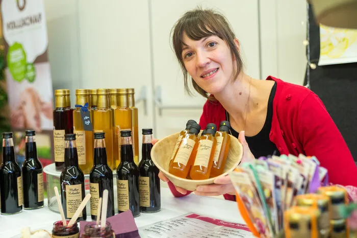 Fräulein Holler. Fräulein Holler repräsentiert einerseitsdynamische, kreative Frauen, die versuchen, dem Holunderfrischen Wind einzuhauchen und andererseits gibt sie kostbaren Holunderprodukten einen Namen. FräuleinHoller will den Holunder und das Wissen über die Mythen und Kräfte dieser wunderbaren Pflanze wieder vermehrt unter die Leute bringen, da er als Lebens- und Heilmittel fast vergessen ist. www.fräuleinholler.at
