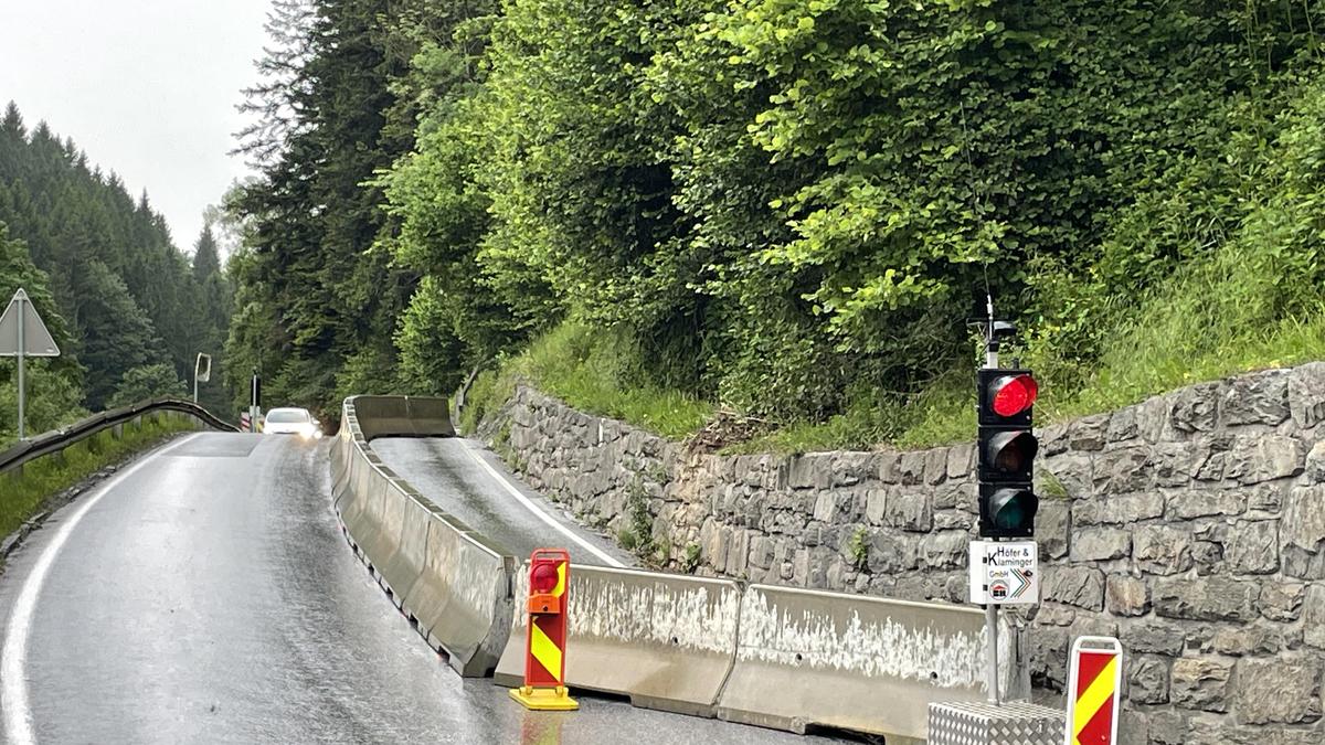 Der Hangrutsch im Frühjahr entlang der B 72; die Straße wurde halbseitig gesperrt