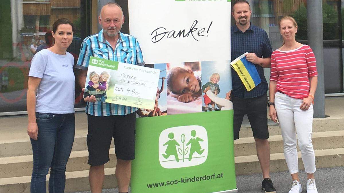 Birgit Thurner, Leiterin SOS-Kinderdorf Graz, Karl Almer, Siegfried Deutsch, SOS-Kinderdorf-Betreuer und Andrea Böhm, private Förderin und Unternehmenspartnerin SOS Kinderdorf, bei der Spendenübergabe in Stübing