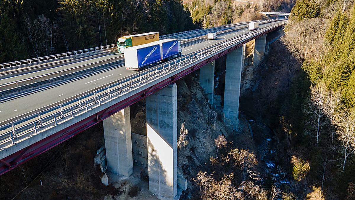 Die 600 Meter lange Brücke auf der A 10 wird acht Meter hochgehoben 