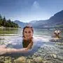 Frau badet im Grundlsee