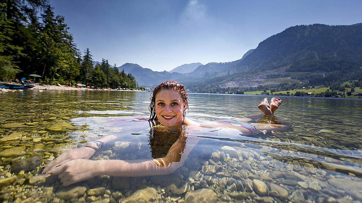 Frau badet im Grundlsee