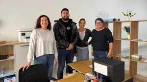 Lehrer mit einem ihrer Schüler hinter einem Schreibtisch | Natalia Liubinska, Alireza Saadati Rad, Trainerin Sarah Svjetlanović und Eveline Pircer