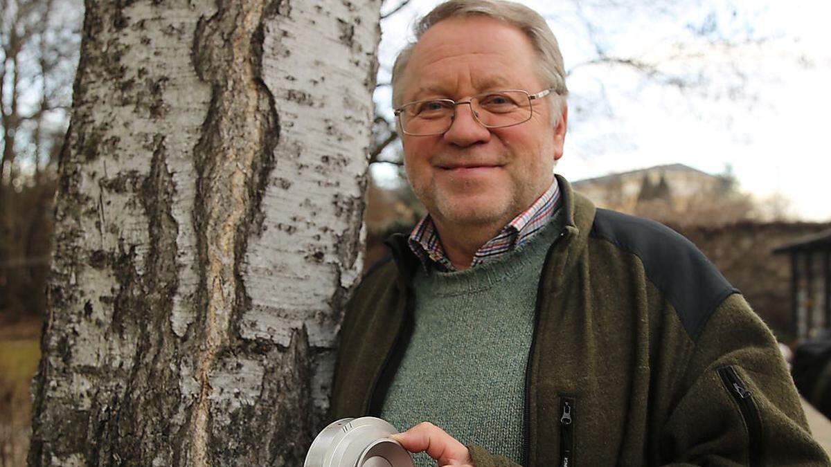 Helmut Zwander mit Pollenfalle, die Basisdaten für seine Errechnung des Pollenflugs liefert