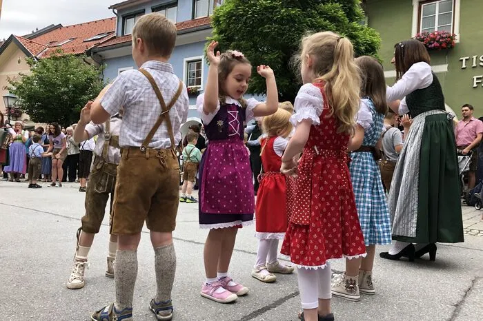 Entzückender Auftritt der Volksschul- und Kindergartenkids aus Winklern.