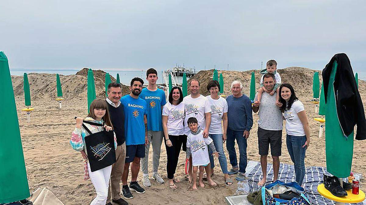 Anna und ihr Vater, Pineta-Strandbadbetreiber Giorgio Ardito, ehrten im Beisein der Bademeister Matteo Presacco und Francesco Palu die siegreiche Kärntner Familie Martin (von links)