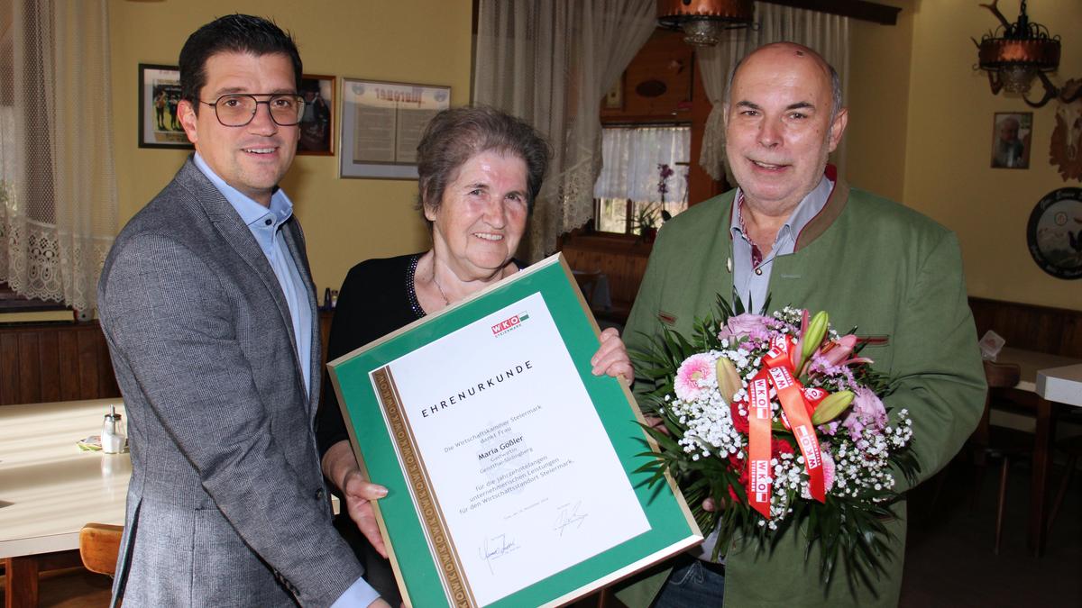 Lukas Kalcher und Manfred Prettenthaler mit Geburtstagskind Maria Gößler