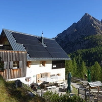 Das ÖTK-Schutzhaus Kerschbaumeralm liegt auf 1902 Metern Seehöhe in den Lienzer Dolomiten