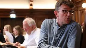 Philipp Pointner (Neos) musste sich im Gemeinderat einiges anhören zu seiner umstrittenen Tram-Aktion